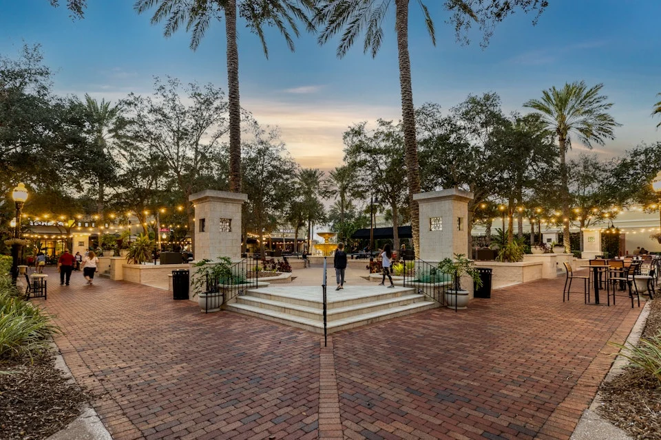 shopping and dining in Viera FL. market lights, palm trees and walk way.